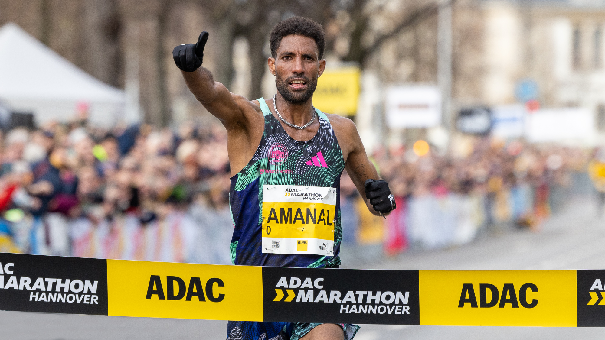 Streckenrekord Amanal Petros gewinnt Über 300 Fotos vom ADAC